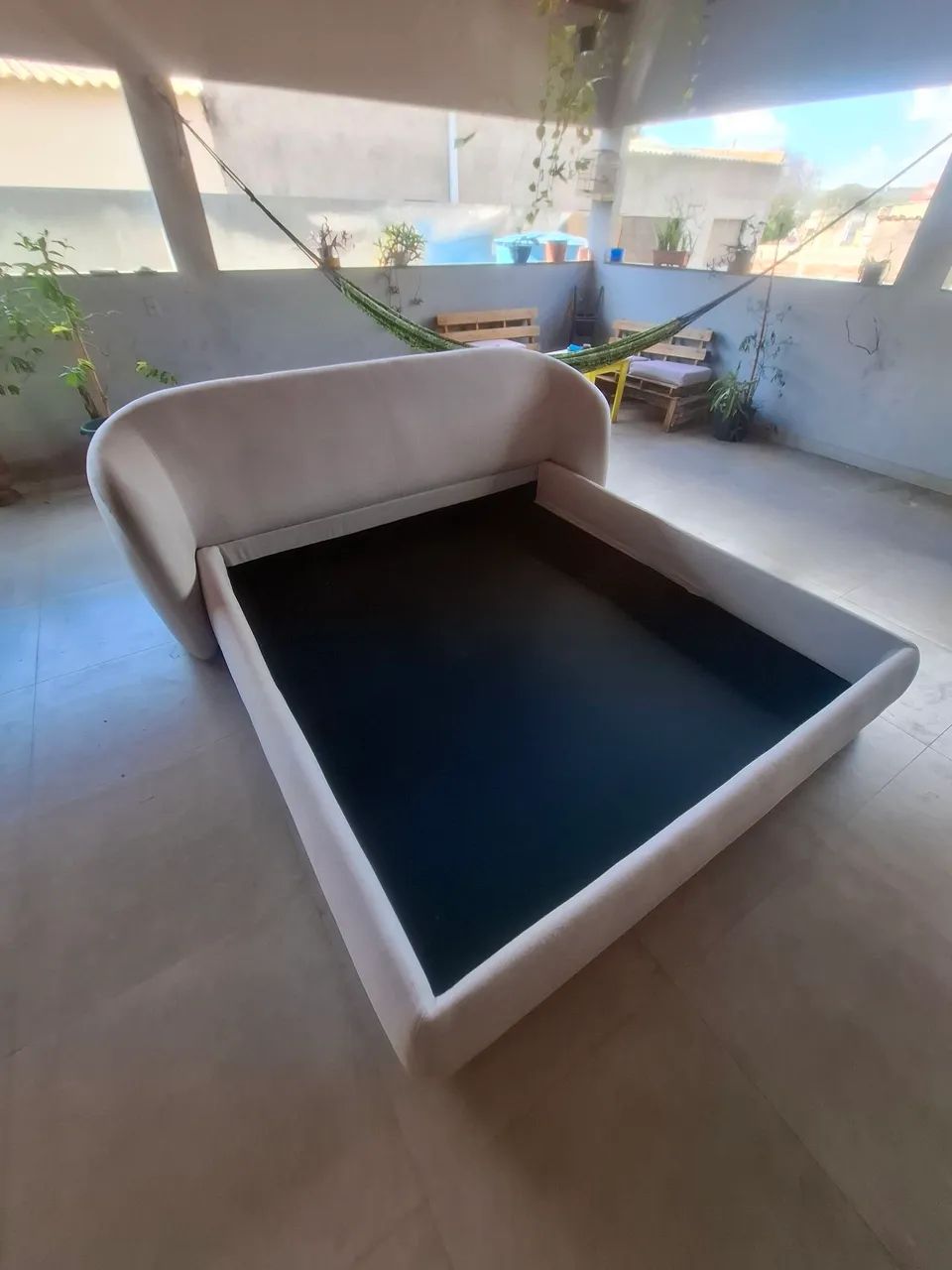 Vendo cama super King planejada,está sem o colchão.