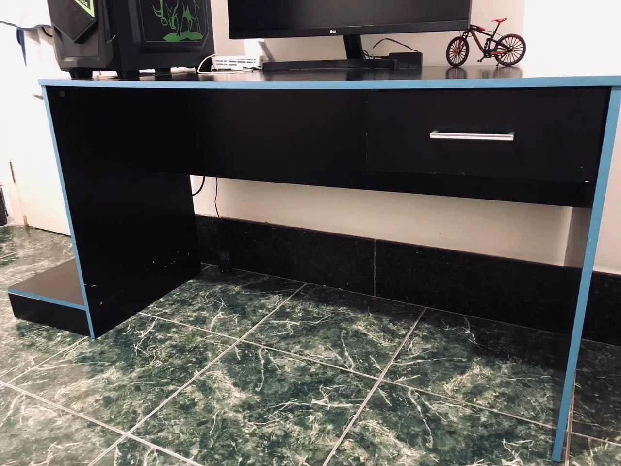 Mesa gamer preto com azul 200