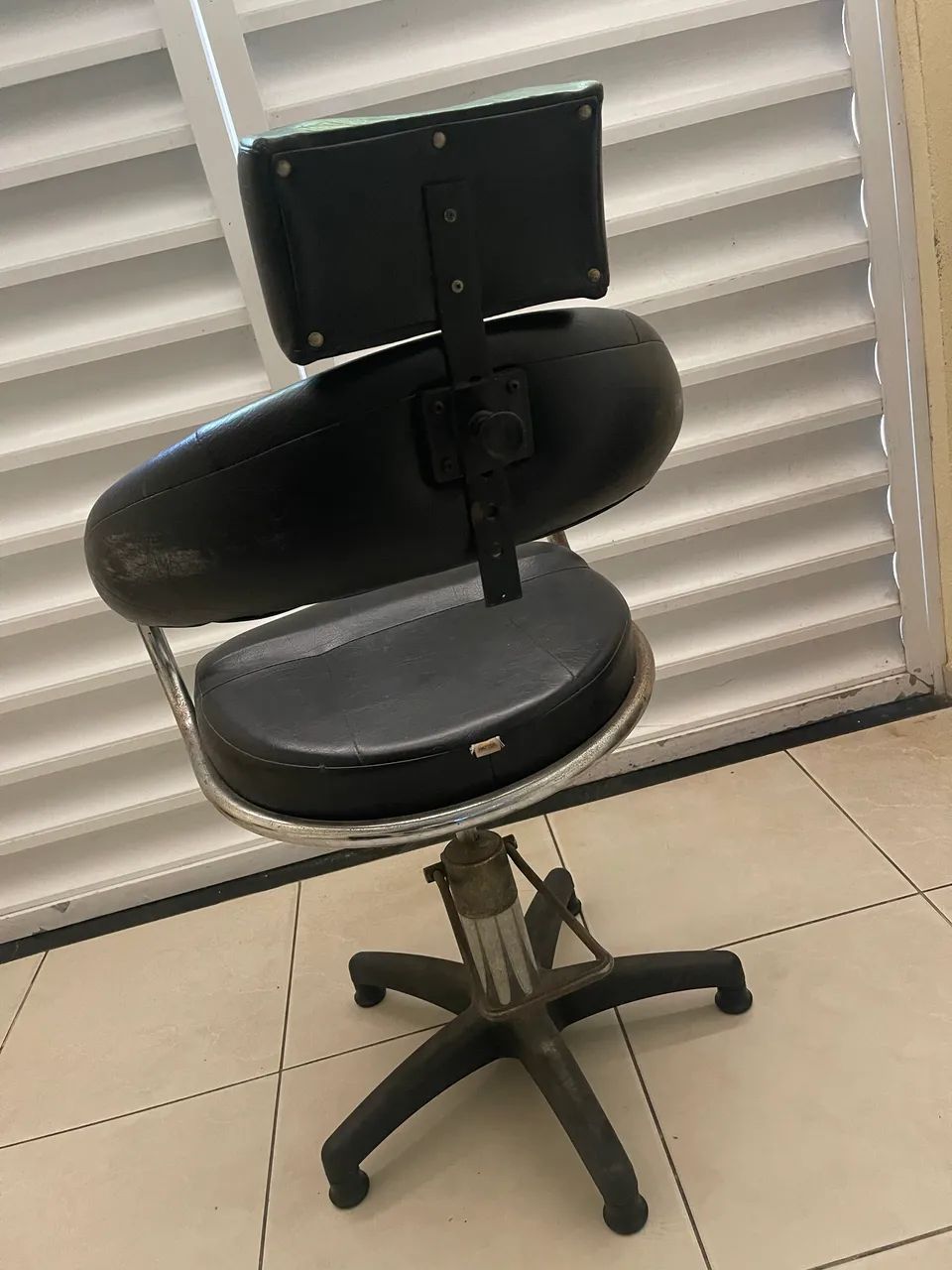 Vede-se cadeira de barbeiro  - Foto 2