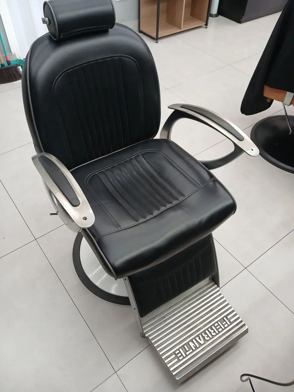 Cadeira para Barbeiro em excelente conservação e pronta para uso! - Foto 5