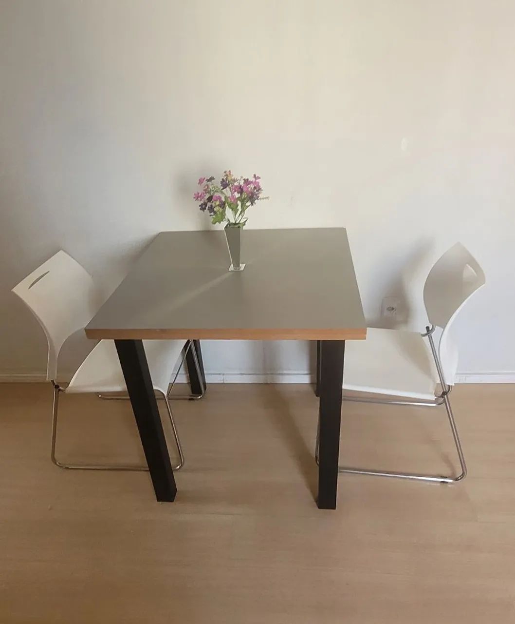 Conjunto de mesa com duas cadeiras