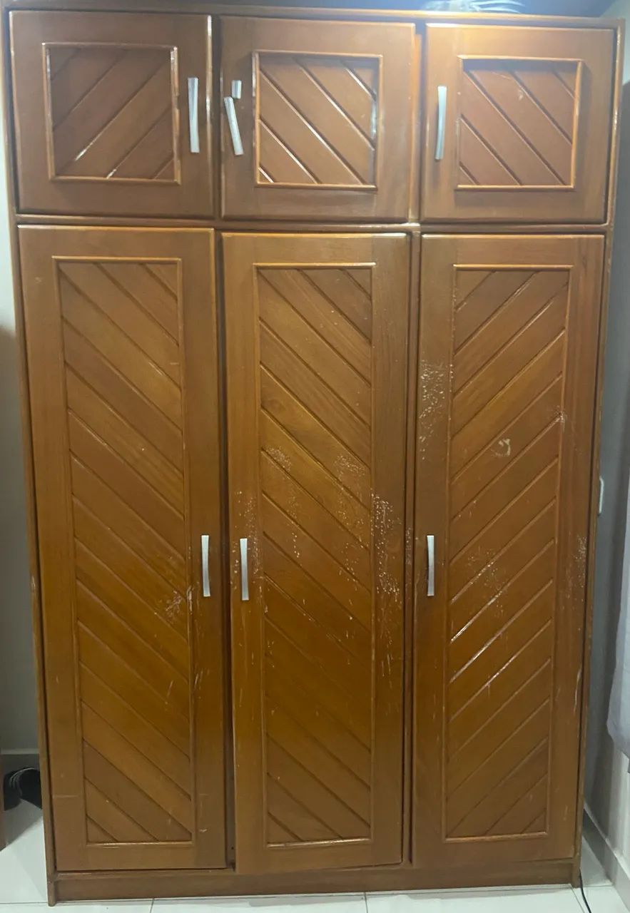 Guarda roupa de madeira 