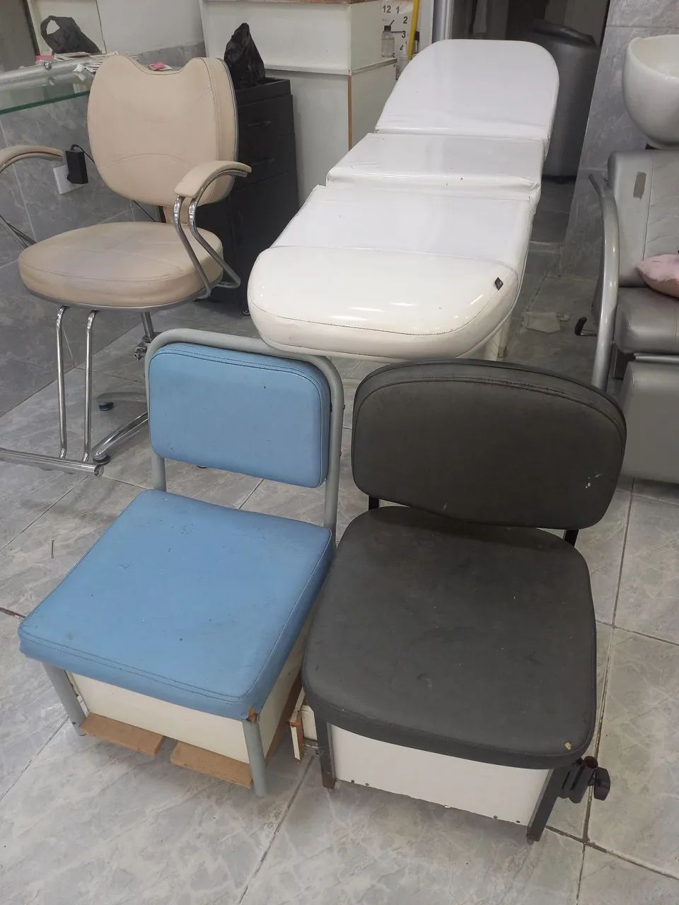 Dois carrinhos de manicure e uma maca!! - Foto 5