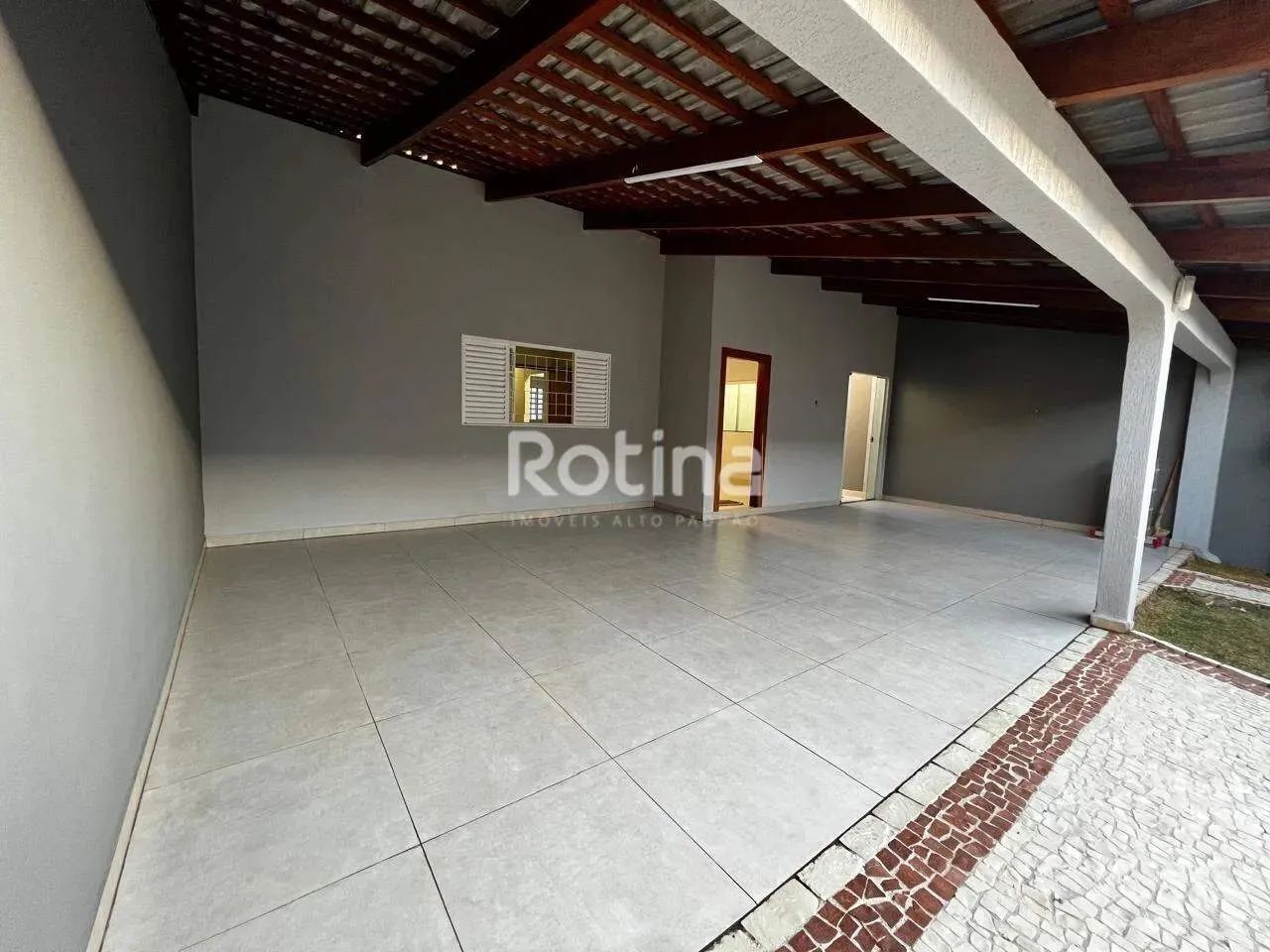 Casa Residencial à Venda no Osvaldo Rezende (Uberlândia)  3 Quartos, 1 Suíte, Piscina e Ch