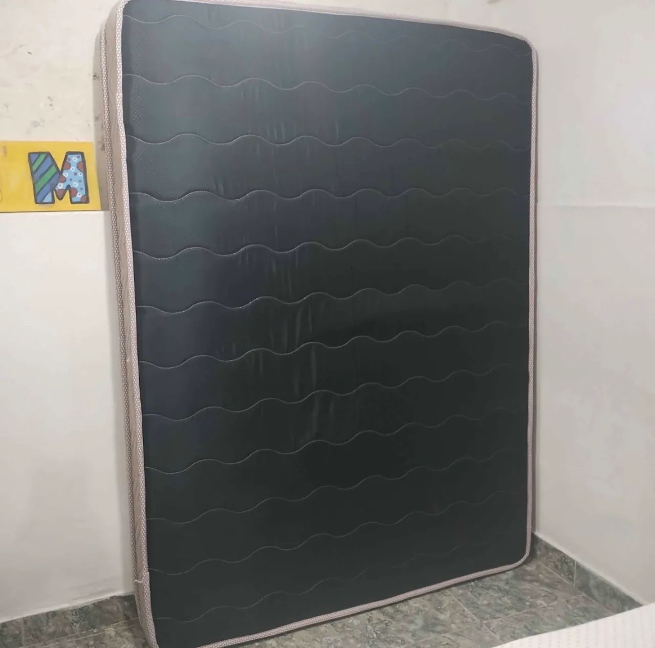 Colchão de molas ensacadas  grátis a base com os pés 