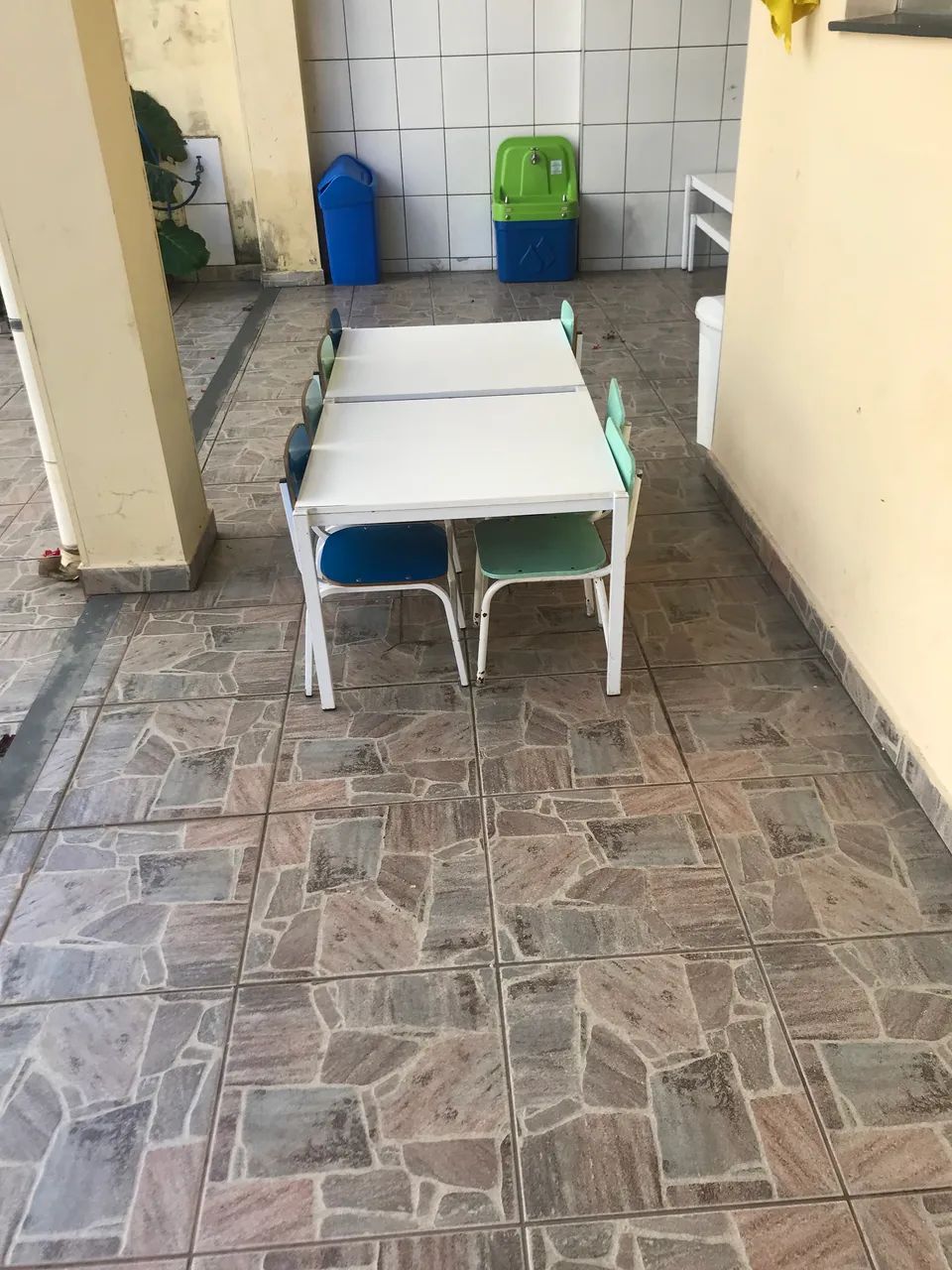 Móveis e brinquedos infantis