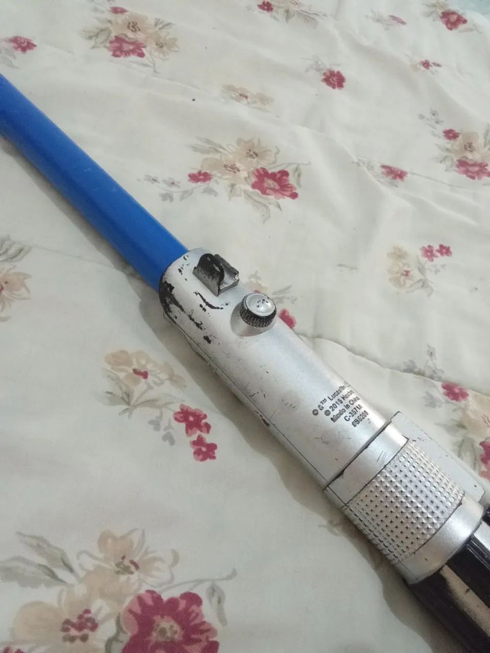 Sabre de Luz Star Wars original Hasbro com marcas de uso comuns do modelo - Foto 2