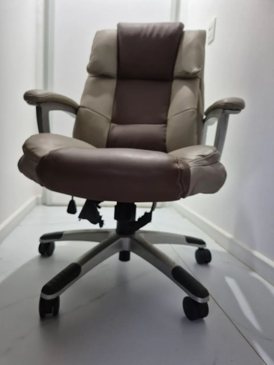 Cadeira Diretor Fenix - Ecadeiras - Bege e Marrom - Foto 2
