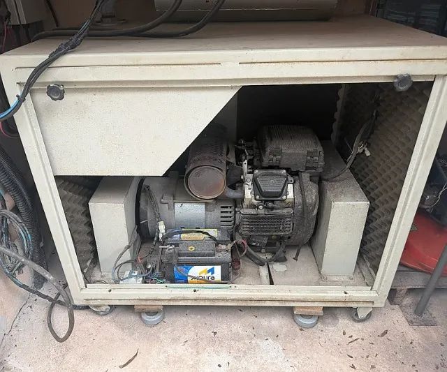 Gerador a Gasolina 12 kVA 110/220V Bifásico Cabinado com Quadro Automático