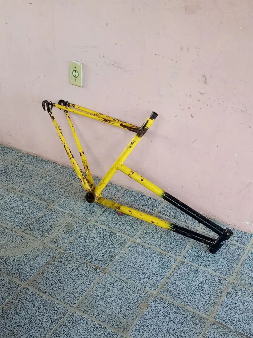 Vendo 2 quadros de bicicleta ambos em bom estado,, pintura um pouco desgastada. - Foto 2