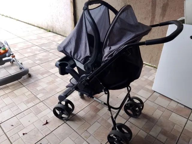 Carrinho de bebê.