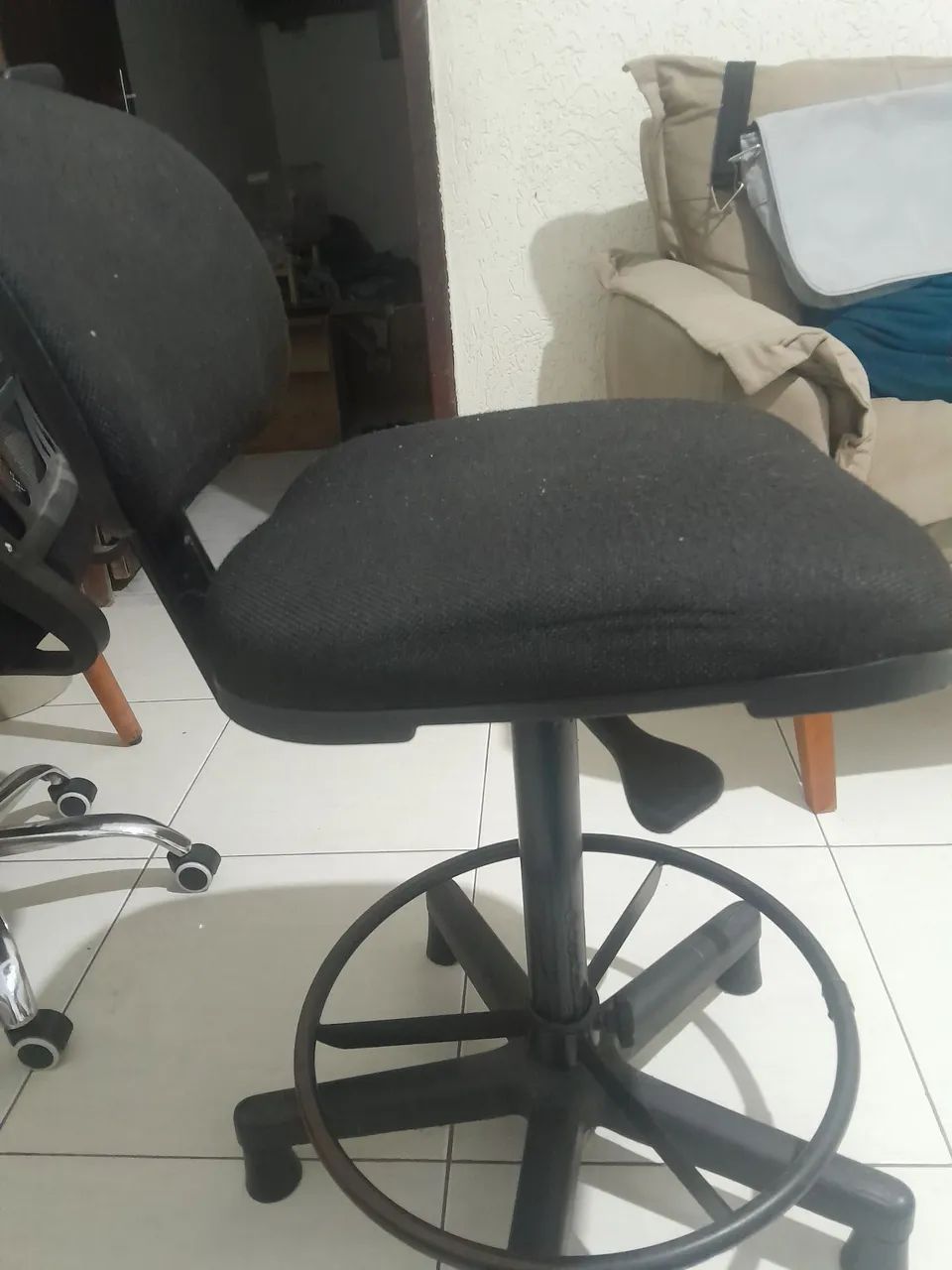 Cadeira de escritório super conservada  - Foto 2