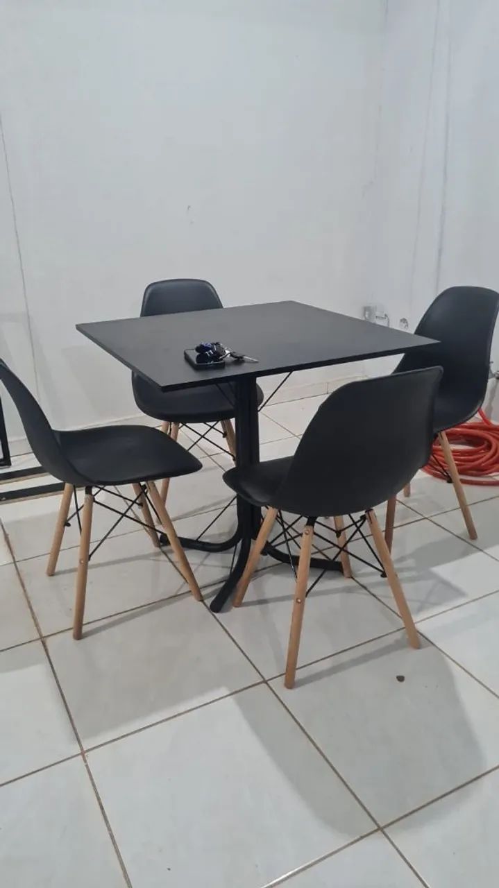 Mesa de jantar com 4 cadeiras 