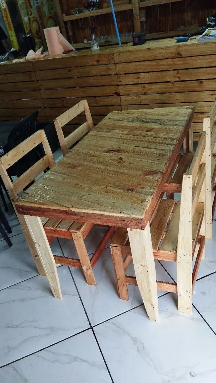Conjunto de mesa e cadeiras 