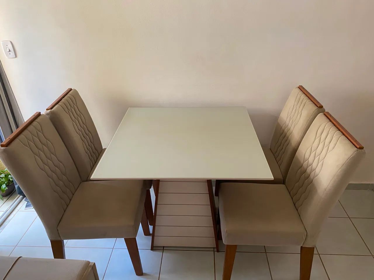 Vendo Conjunto de Mesa com 4 Cadeiras