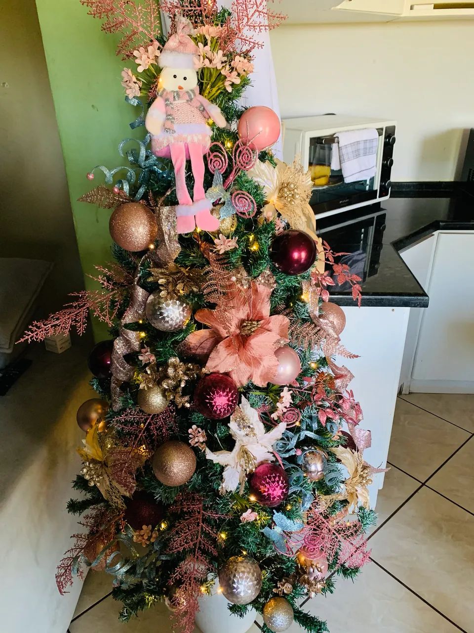 Árvore de Natal com pisca pisca e enfeites  - Foto 2