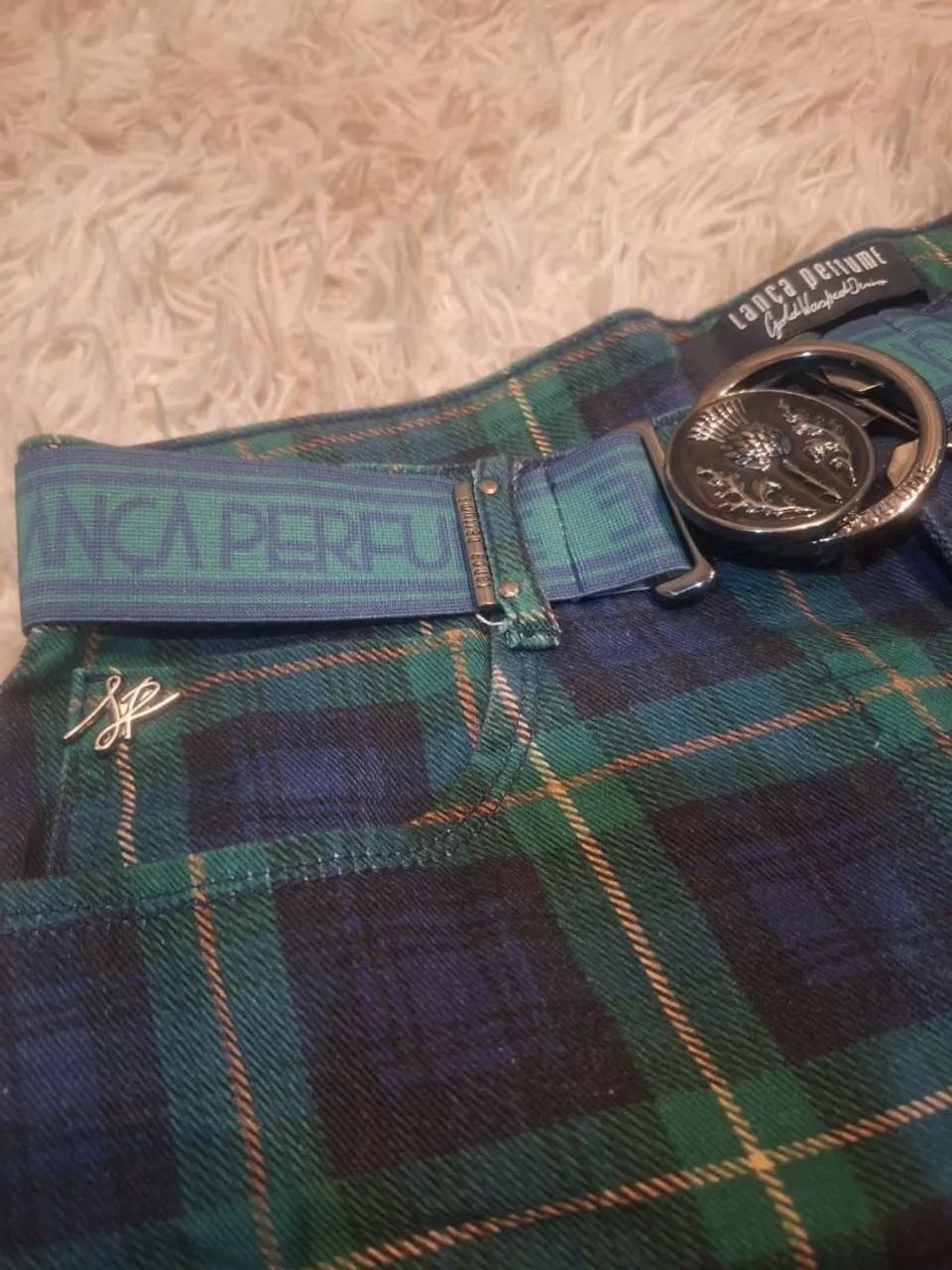 Short feminino lança perfume