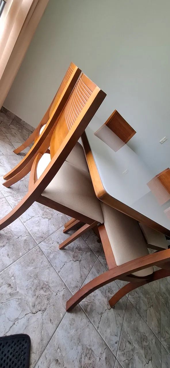 Mesa com 6 cadeiras de madeira maciça - Foto 5