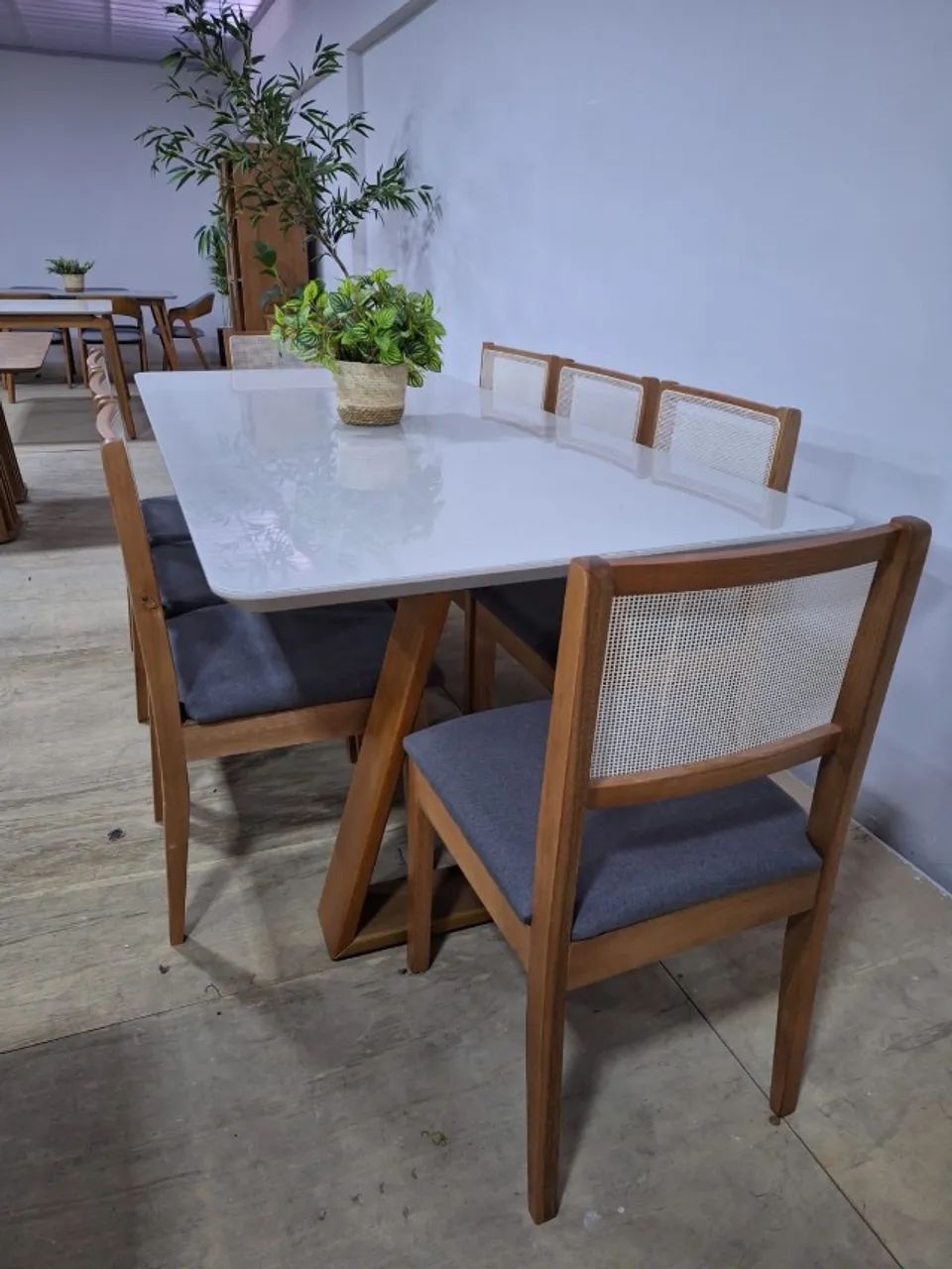 Mesa de jantar com 8 cadeiras , tampo 2,20cm 100% Madeira - Foto 3