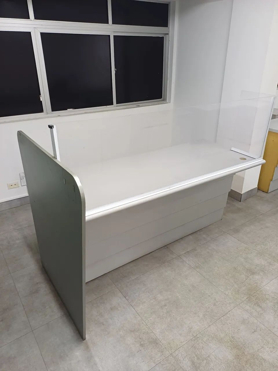 balcão de recepção com Acrílico 