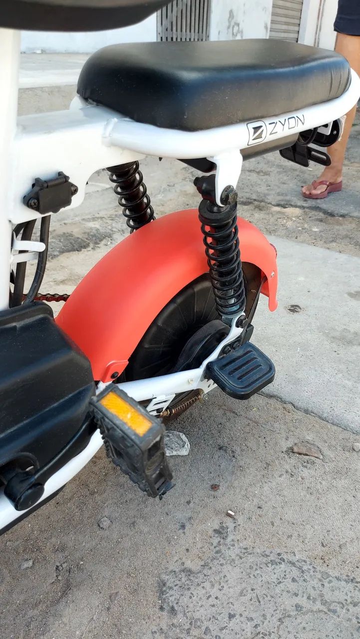Moto elétrica quase nova.