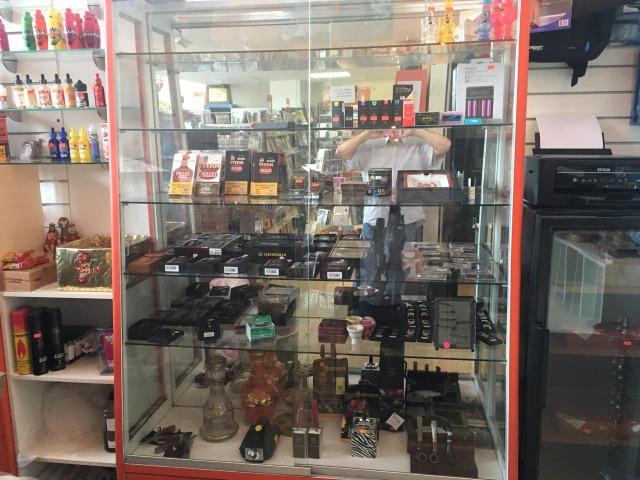 Prateleiras em Inox e acrílico, expositor em mdf com vidro