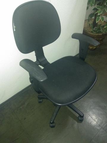 Vendo Cadeira Preta de Rodinhas Modelo Lucarelli - Foto 2