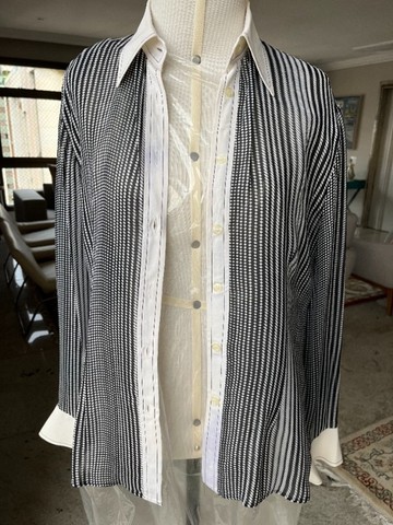 Camisa de Alfaiataria preta e branco com punhos e gola branca usada - Foto 3