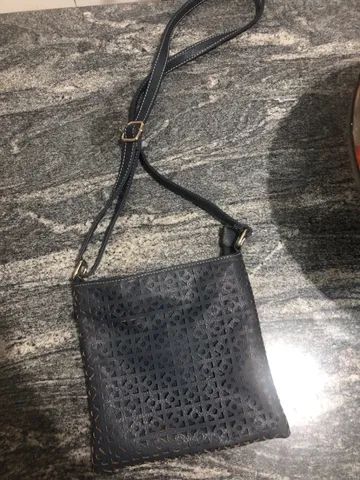 Bolsa azul marinho.