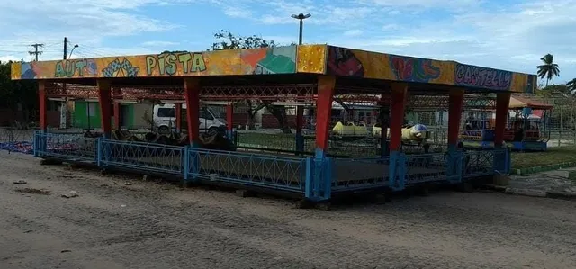 Jogo de carrinho de bate-bate elétrico no autódromo em atrações de parque  de diversões no parque de diversões