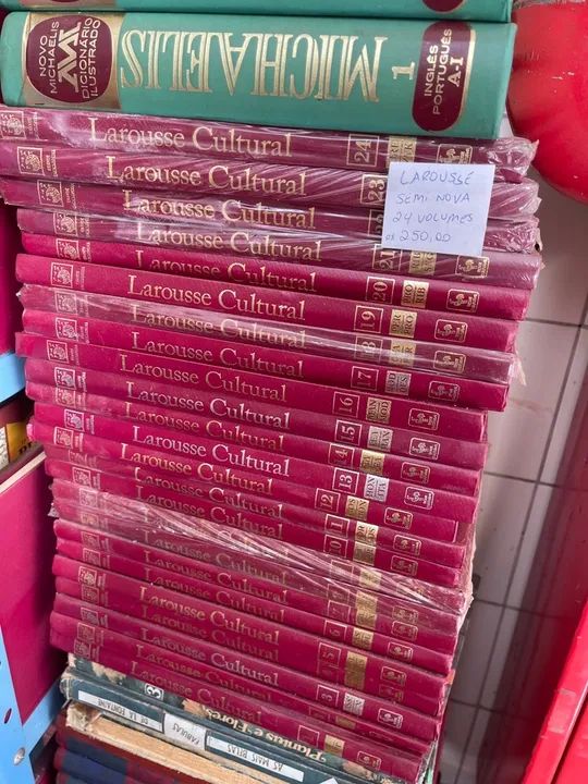 Coleção enciclopédia Larousse cultural 24 volumes algumas no plástico lacrado
