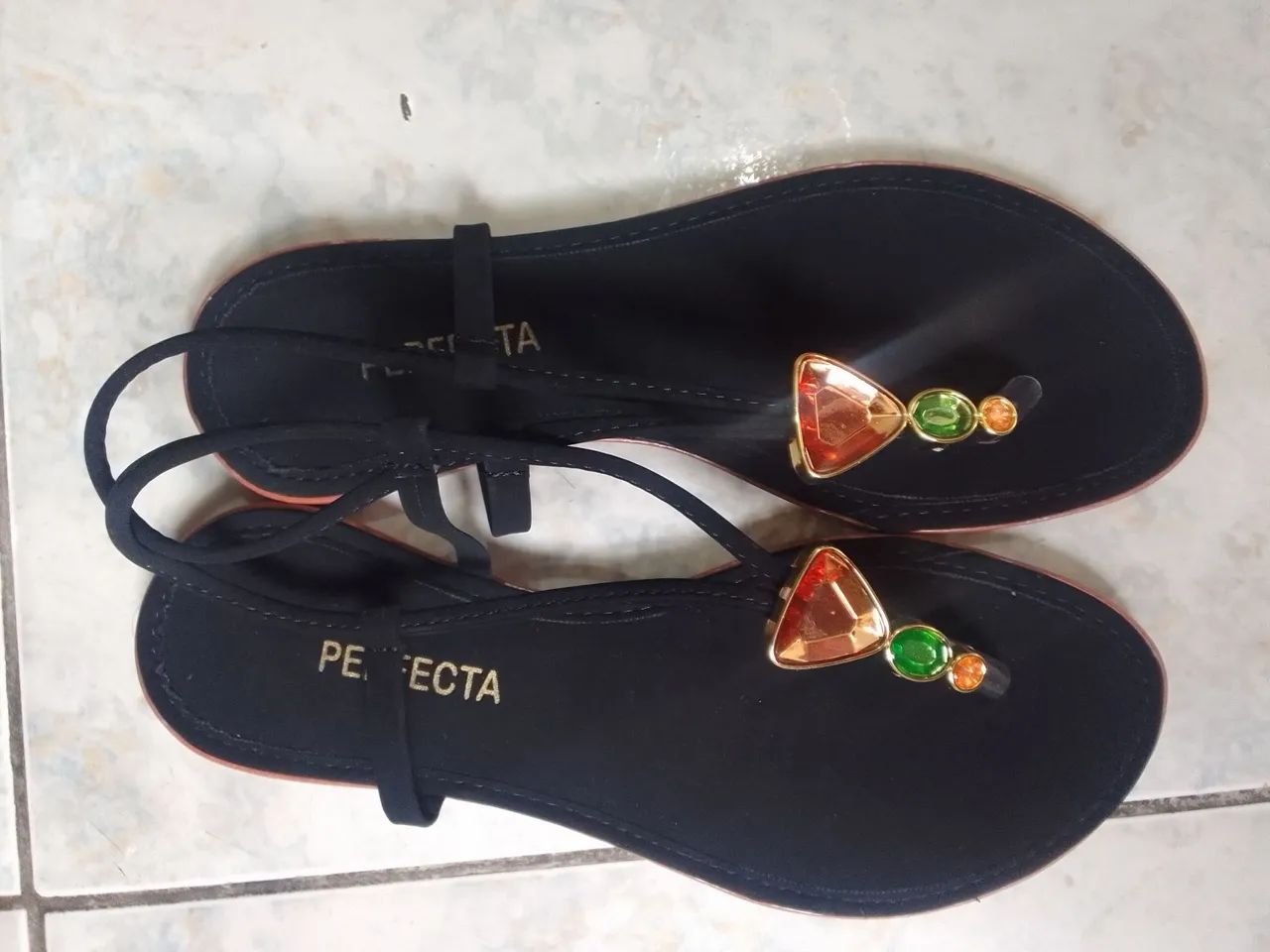 Sandália com detalhes em pedraria 