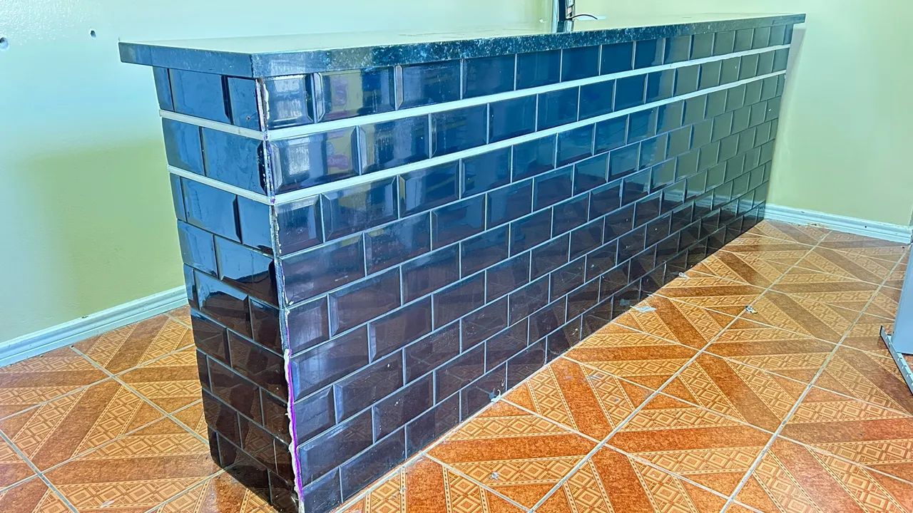 Balcão com tampa em granito/mármore e revestido com azulejo - Foto 4