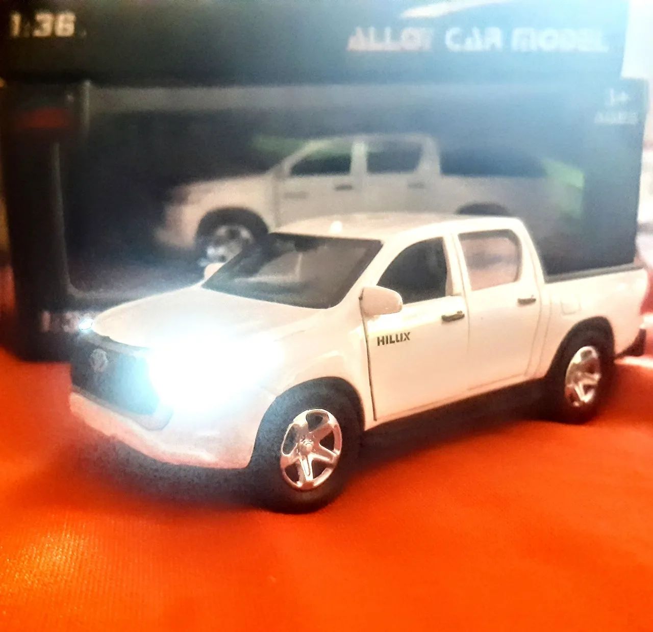 Miniatura Toyota Hilux 4x4 Branca (Novo modelo) - Foto 4
