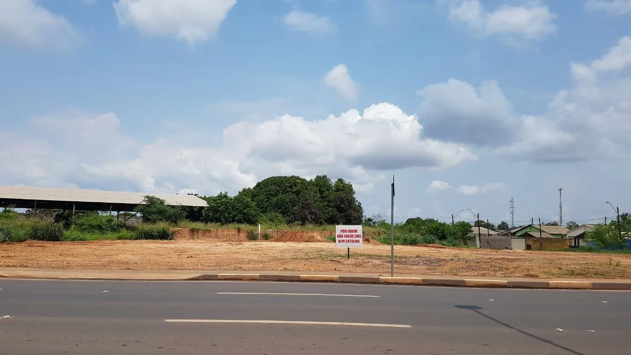 Aluga-se terreno na avenida Carlos Pereira de Melo 842m