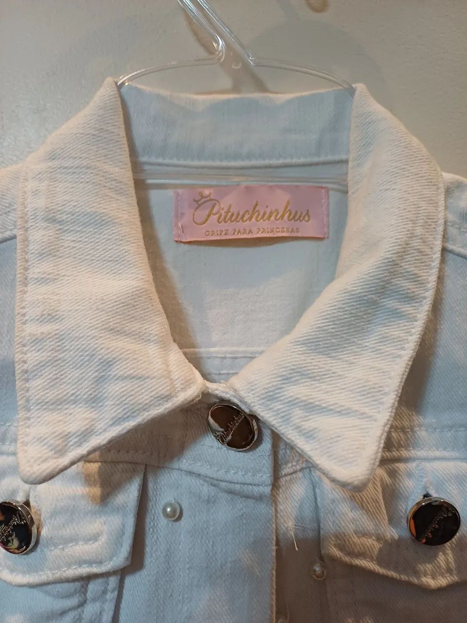 Colete jeans branco Pituchinhu's,  com detalhes em pérolas,  tam.4. - Foto 2