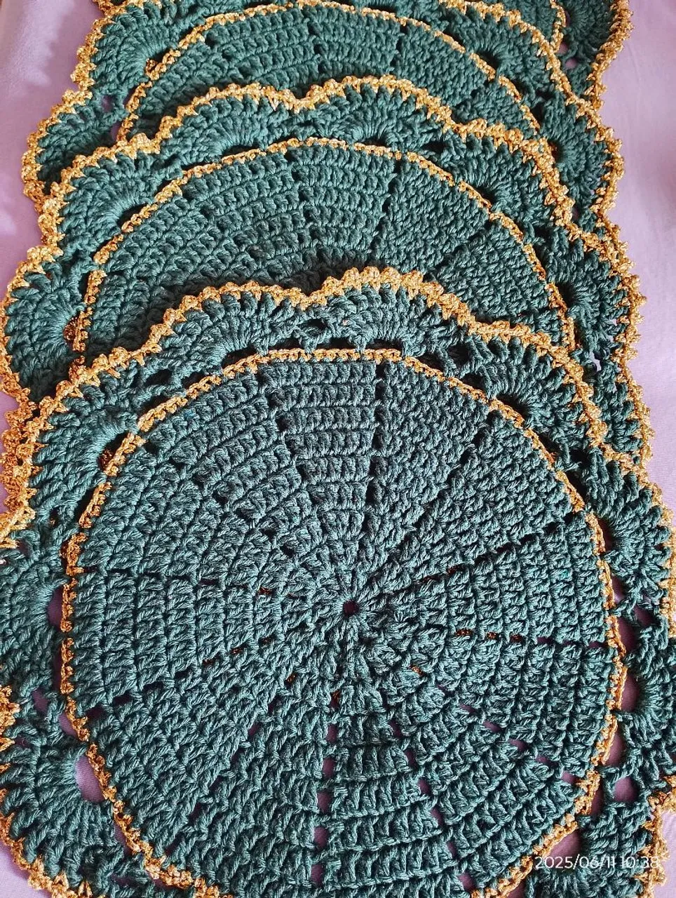 Sousplats de Crochê Artesanais Verde Musgo com Detalhes Dourados