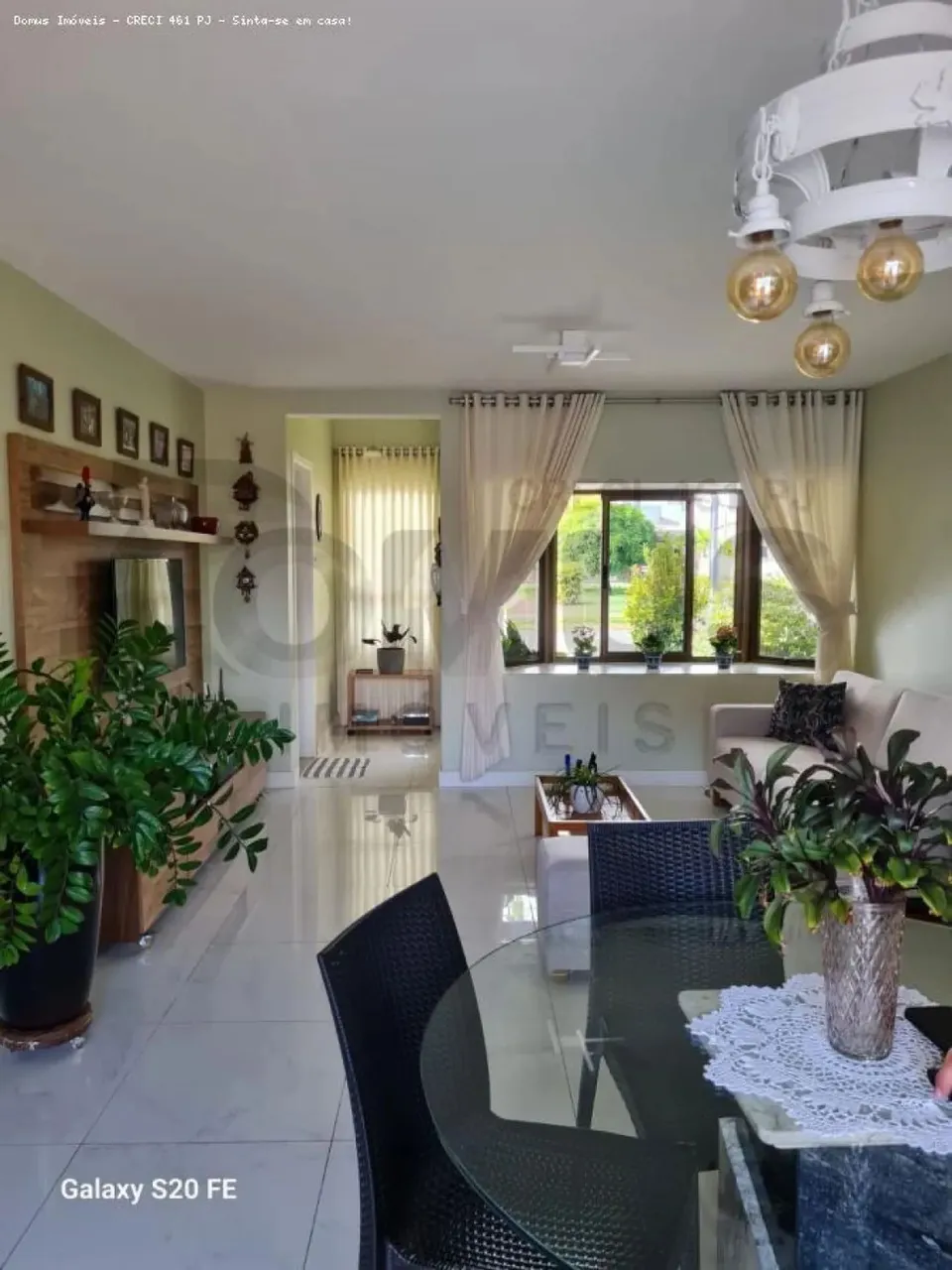 Casa Duplex no Condomínio Alamedas do Sol com 4 Quartos, sendo 1 Suíte.