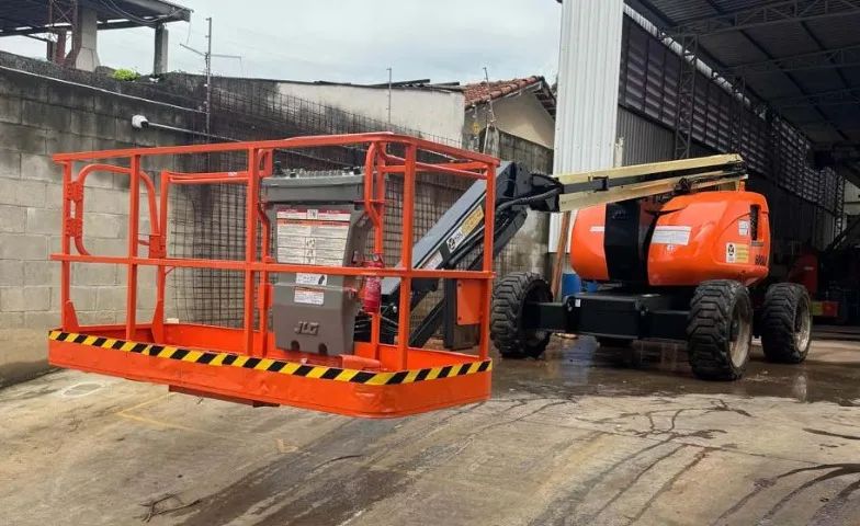 Plataforma Elevatoria Articulada Diesel - 20 metros - JLG 600AJ - Ano 2010 - Foto 6