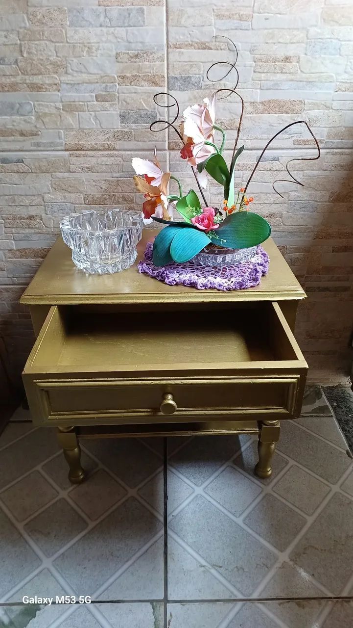 Mesinha de cabeceira dourada estilo vintage - Foto 5