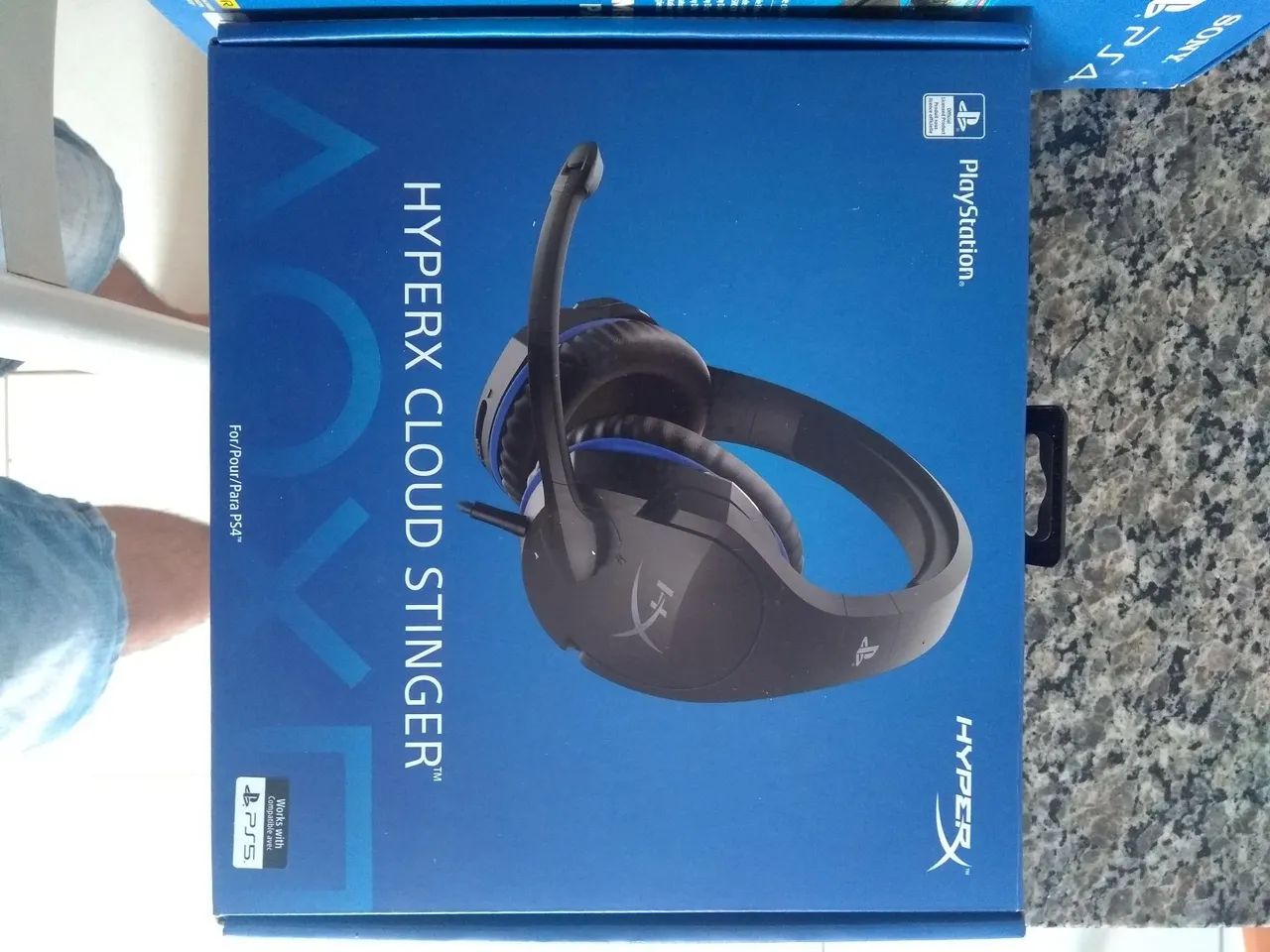 PS4 + controle camuflado + headset hyperx cloud stinger  todos itens na caixa e com manual - Foto 5