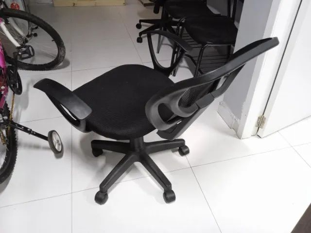 Cadeira de escritório giratória c/ braços e rodas em Plástico / Tecido Preto - Foto 4