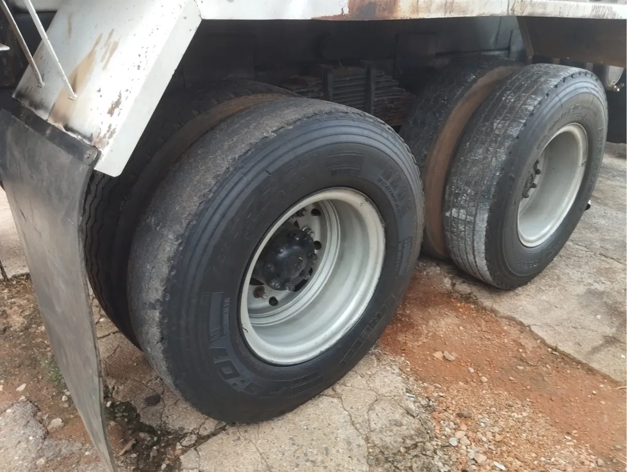 Roda e pneu 1000/20 