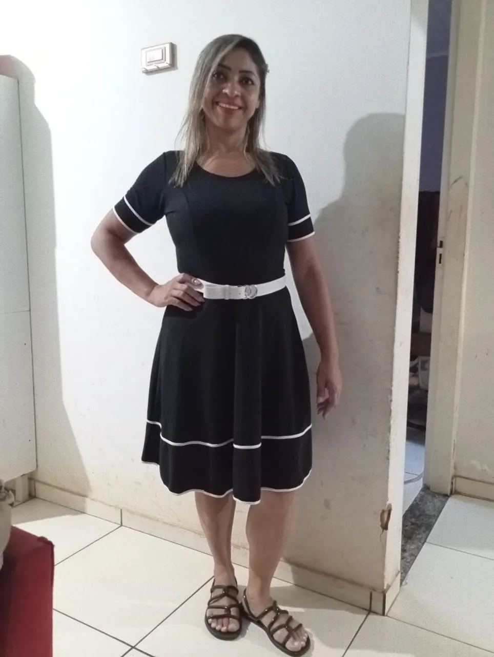 Vestido preto com detalhes branco