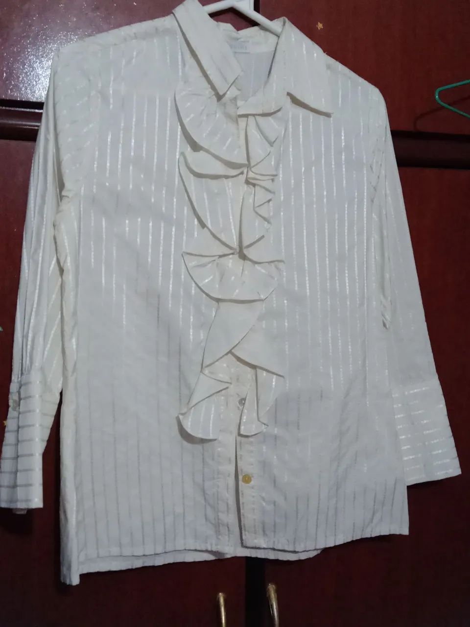 Blusa branca de renda com detalhes em babados