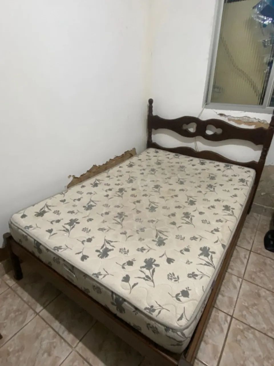 Cama de Madeira Maciça - Estilo Antigo