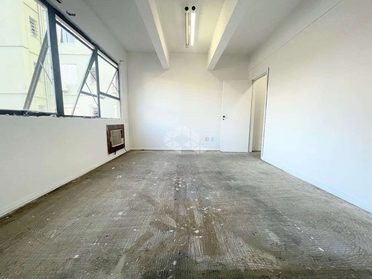 Sala comercial à venda na Av. Cristóvão Colombo