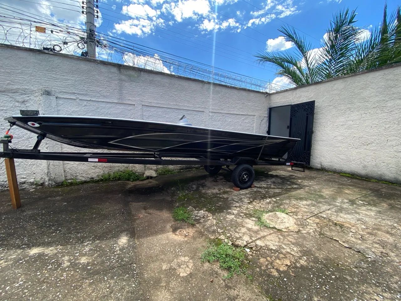 Lancha 6 metros na cor preta com detalhes pratas e acompanha berço| Nova