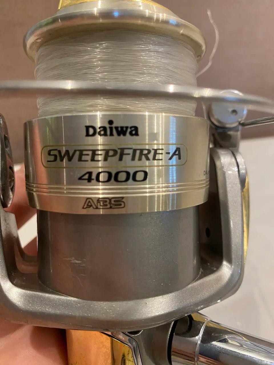 Molinete Daiwa Sweepfire-A 4000 ABS - Ótimo Estado - Foto 2