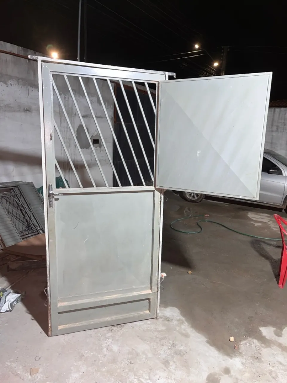 Porta de ferro com janela com design moderno
